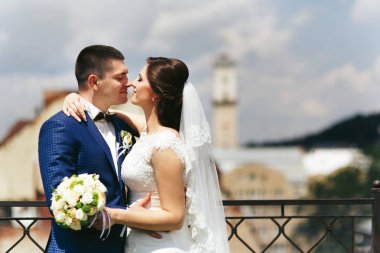 Eski Avrupa şehirde mutlu yeni evliler