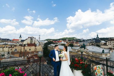 Eski Avrupa şehirde mutlu yeni evliler