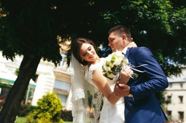 Parkta bir yürüyüş üzerinde yeni evliler