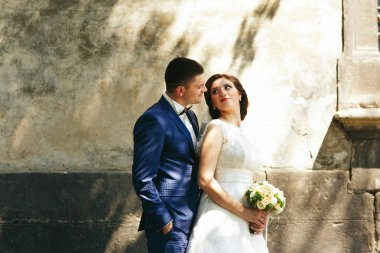 Eski Avrupa şehirde mutlu yeni evliler