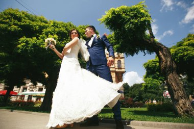 Parkta bir yürüyüş üzerinde yeni evliler