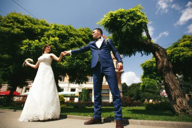 Parkta bir yürüyüş üzerinde yeni evliler