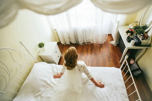 在白色的床上，在她房间里的新娘 — 图库照片