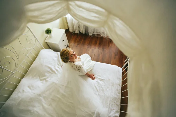 Невеста на белой кровати в своей комнате — стоковое фото