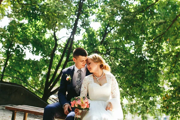 Nygifta på en promenad i park — Stockfoto
