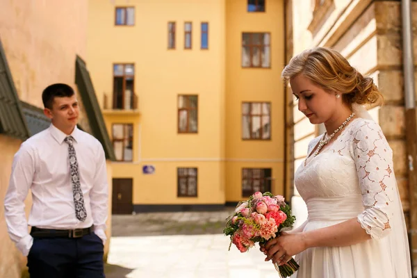 Happy newlyweds in old european city — Stock Photo, Image