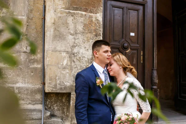 Recién casados felices en la vieja ciudad europea — Foto de Stock