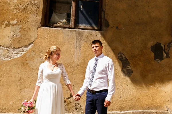 Sposi felici nella vecchia città europea — Foto Stock