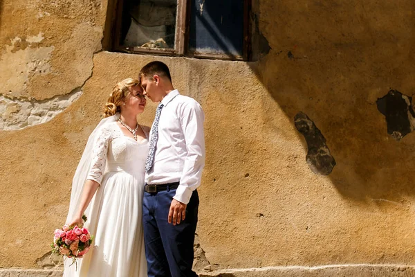 Recién casados felices en la vieja ciudad europea — Foto de Stock