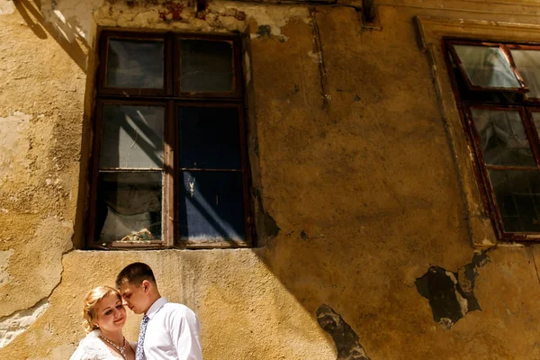 Sposi felici nella vecchia città europea — Foto Stock