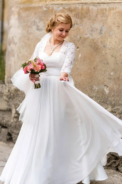 Bella sposa in abito lungo bianco — Foto Stock