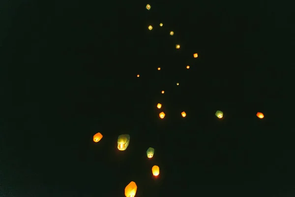 Chinese lantaarns in de nachtelijke hemel — Stockfoto
