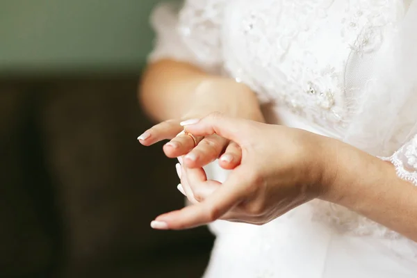 Dita della sposa tenera con anello — Foto Stock