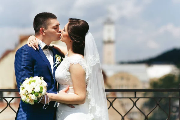 Recién casados felices en la vieja ciudad europea —  Fotos de Stock