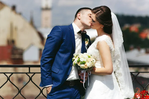 Recién casados felices en la vieja ciudad europea — Foto de Stock