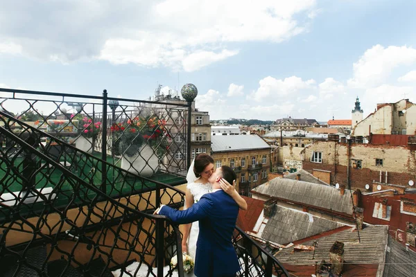 Recién casados felices en la vieja ciudad europea — Foto de Stock