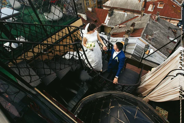 Felizes recém-casados na velha cidade europeia — Fotografia de Stock