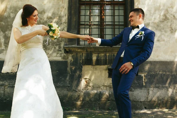 Happy newlyweds in old european city — Stock Photo, Image