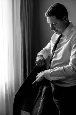 yakışıklı Damat Düğün gününde