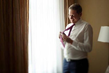 yakışıklı Damat Düğün gününde