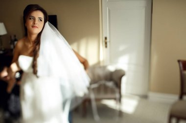 Gelin elbise önce pencere sabitleme