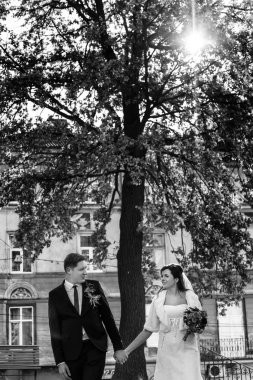 Onların düğün günü yürüyüşe üzerinde yeni evliler