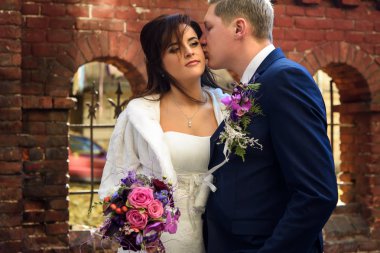 Onların düğün günü yürüyüşe üzerinde yeni evliler