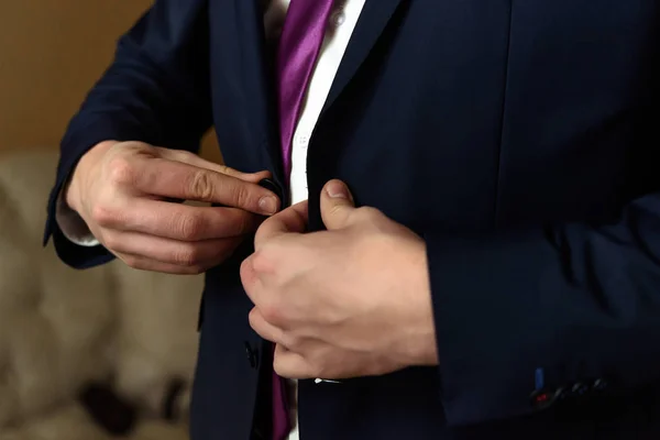 Schöner Bräutigam am Hochzeitstag — Stockfoto