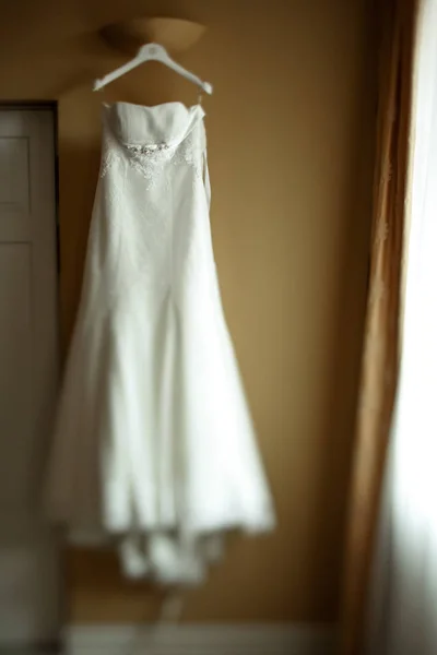Великолепное свадебное платье со шнурками — стоковое фото