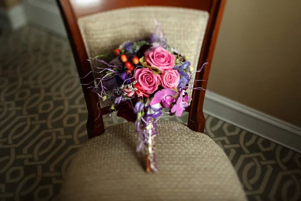 Bröllop bukett gjord av rosa blommor — Stockfoto