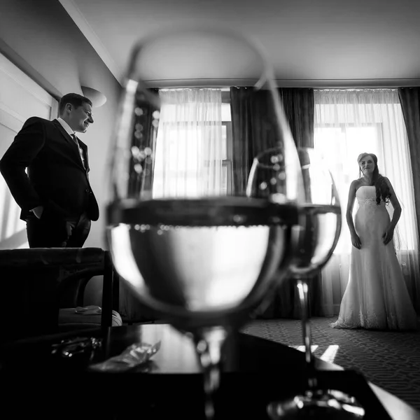 Casamento casal de pé no quarto — Fotografia de Stock
