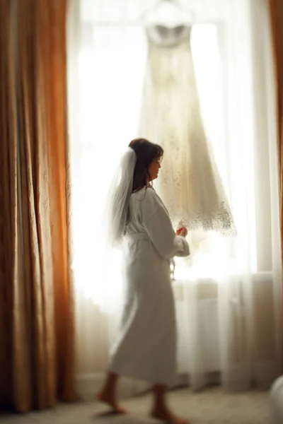 Novia mira vestido de novia —  Fotos de Stock