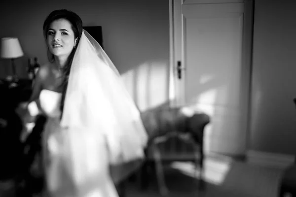 Νύφης φόρεμα για τον καθορισμό πριν από το παράθυρο — Φωτογραφία Αρχείου