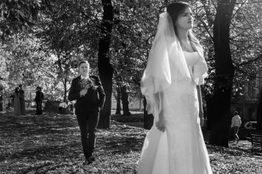 Onların düğün günü yürüyüşe üzerinde yeni evliler