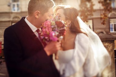 Onların düğün günü yürüyüşe üzerinde yeni evliler