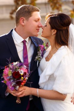 Onların düğün günü yürüyüşe üzerinde yeni evliler