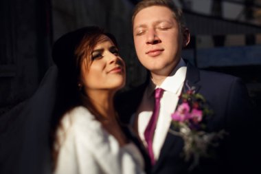 Onların düğün günü yürüyüşe üzerinde yeni evliler