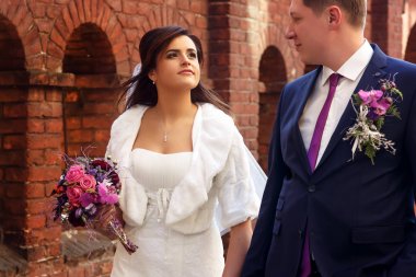 Onların düğün günü yürüyüşe üzerinde yeni evliler