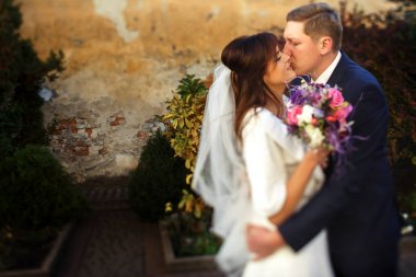 Onların düğün günü yürüyüşe üzerinde yeni evliler