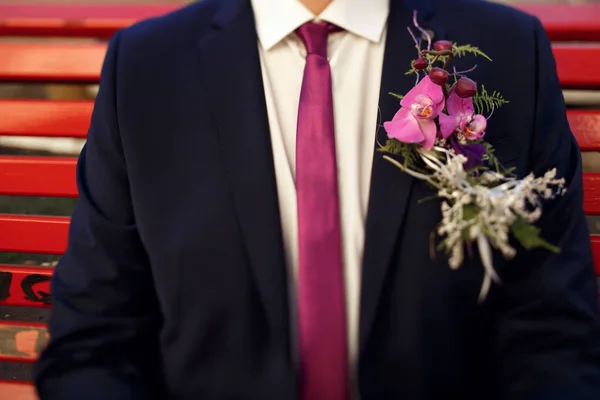 Sposo in abito con cravatta viola e boutonniere — Foto Stock