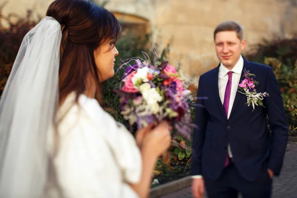 Nygifta på en promenad på deras bröllopsdag — Stockfoto