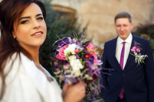 Recém-casados em uma caminhada em seu dia do casamento — Fotografia de Stock