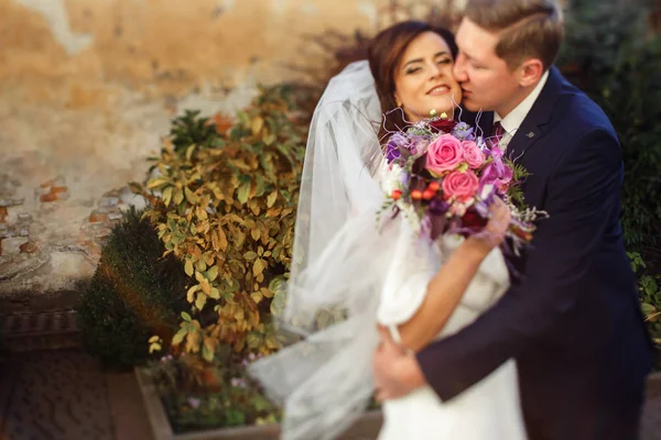 Recém-casados em uma caminhada em seu dia do casamento — Fotografia de Stock