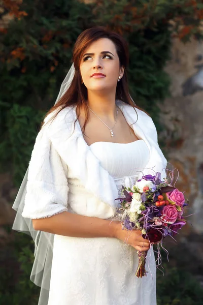 Linda noiva com buquê violeta — Fotografia de Stock