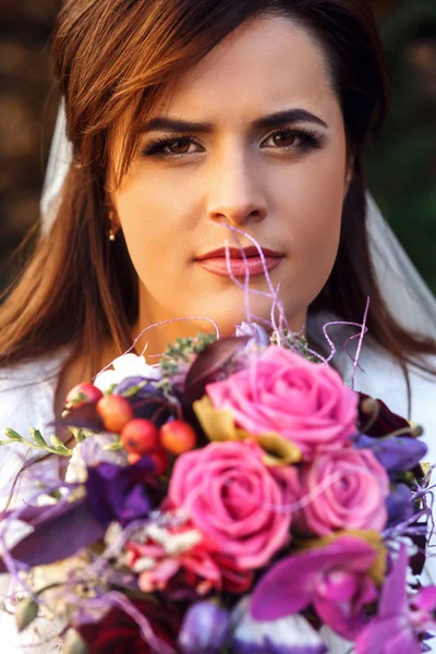 Pretty bride with violet bouquet — Stock Photo, Image