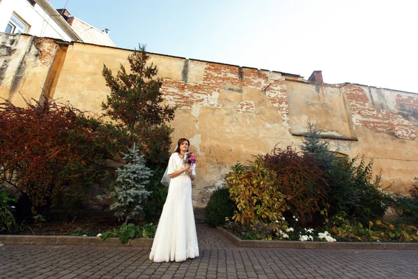 Bella sposa con bouquet viola — Foto Stock