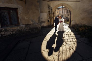Onların düğün günü yürüyüşe üzerinde yeni evliler
