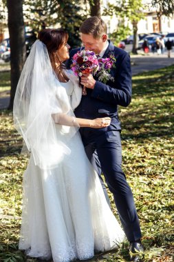 Sonbahar parkta bir yürüyüş üzerinde yeni evliler