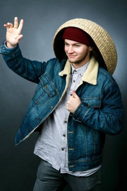 Adam saman şapka 'Hı!' diyor 