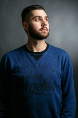 Karanlık sakallı yakışıklı adam 